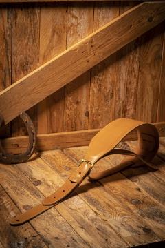 1938 The Johnson Strap Aniline -Whisky-【ギブソンフロア取扱品】