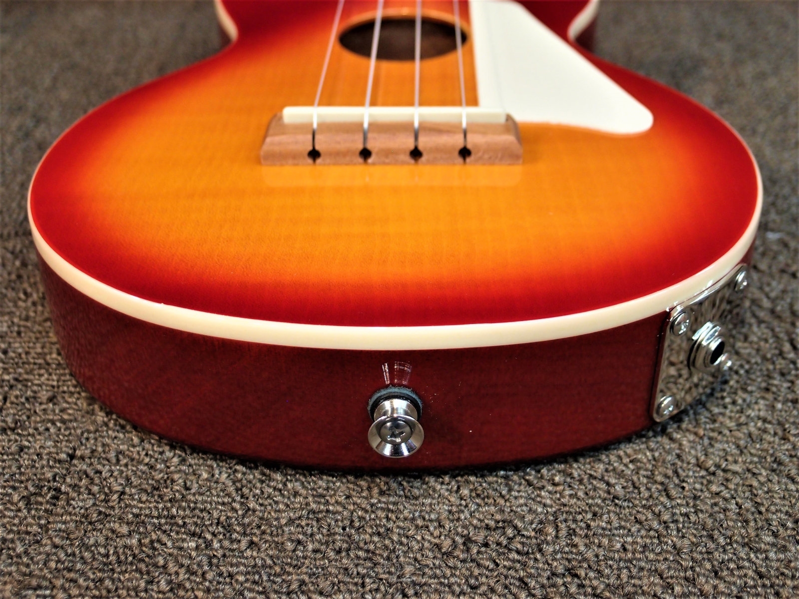 EpiphoneLes Paul Acoustic/Electric Ukulele Concert HS 【レスポールウクレレ】【ピックアップ搭載】【送料無料】商品詳細  ギタープラネット 御茶ノ水 楽器の専門店、通信販売、楽器買取